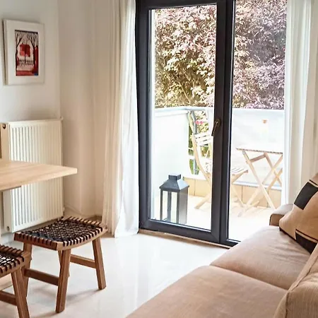 Grand Getaway 300mts From The Apartment